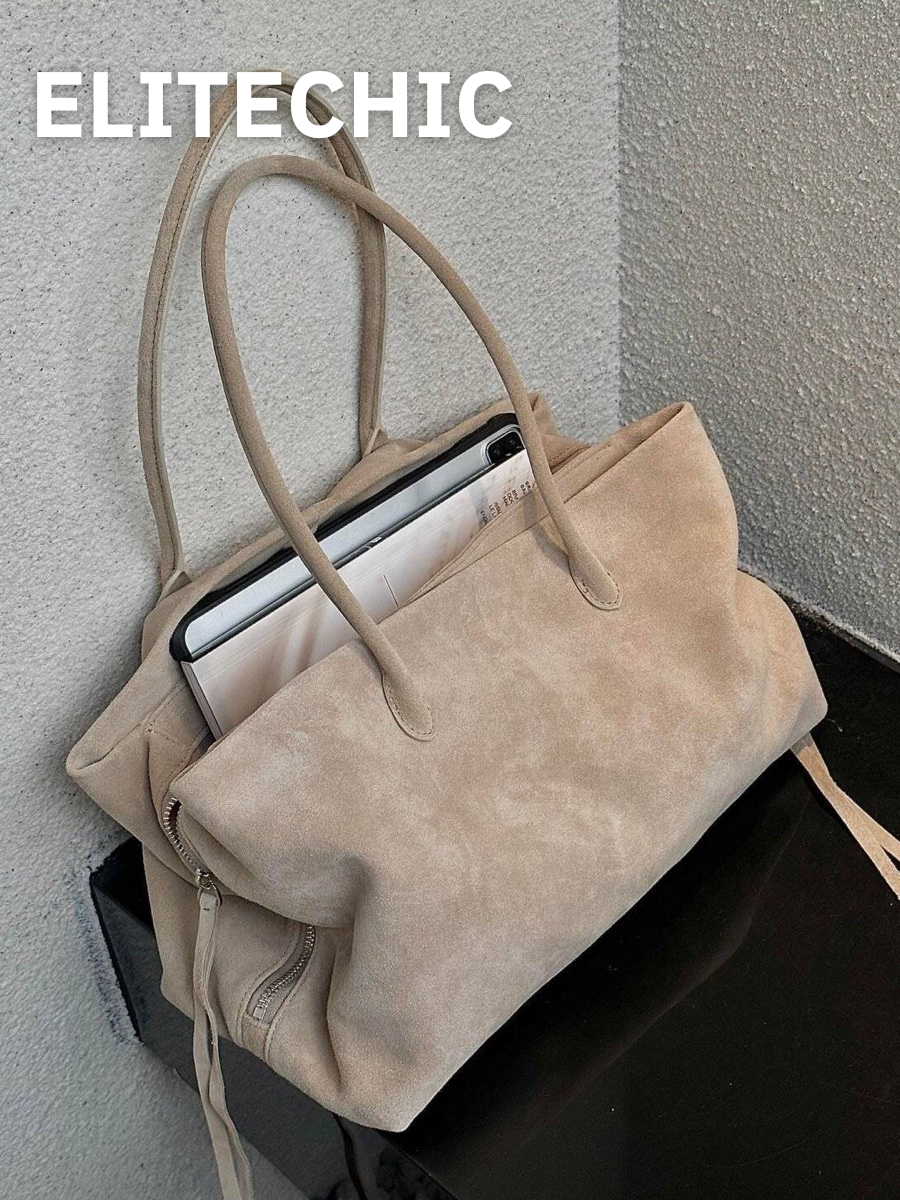 Túi tote da lộn be đặt trên ghế