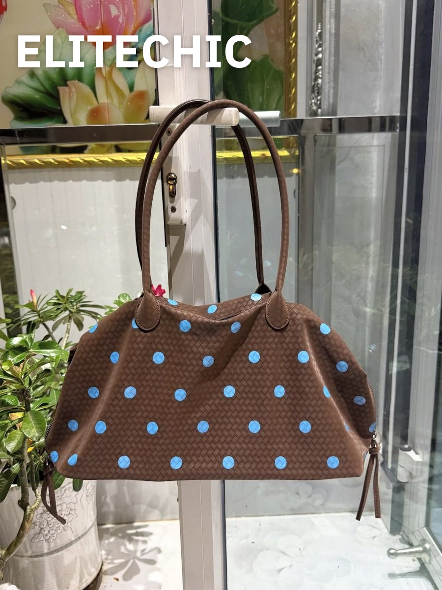 Túi tote chấm bi nâu xanh treo bên cửa kính