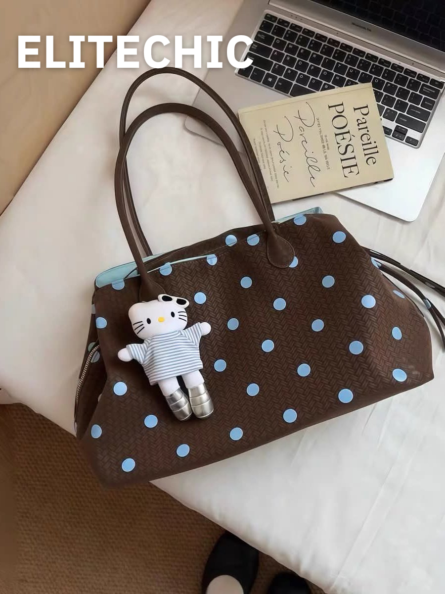 Túi tote chấm bi nâu xanh cạnh laptop