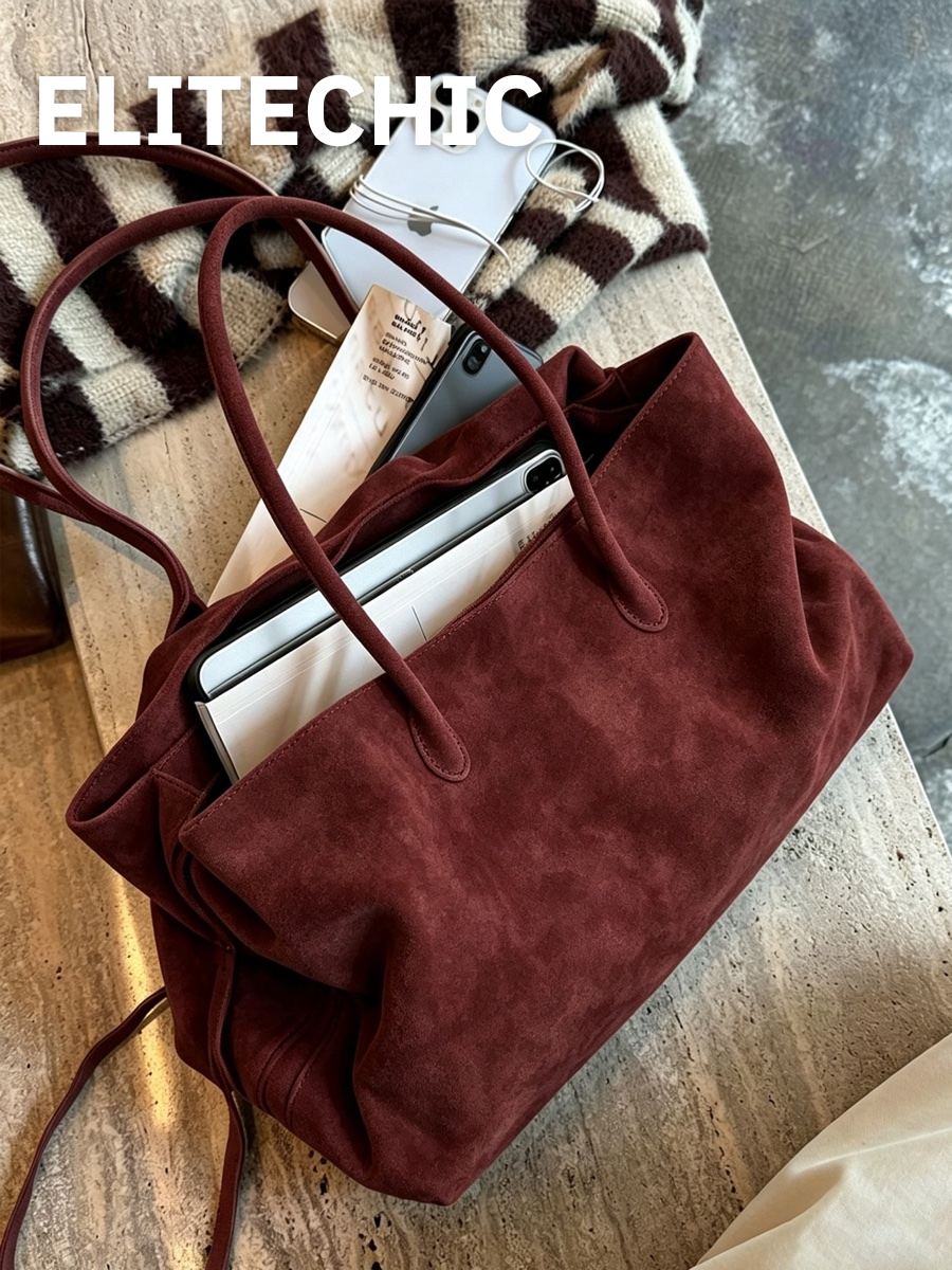 Túi tote da lộn đỏ đô cạnh khăn len