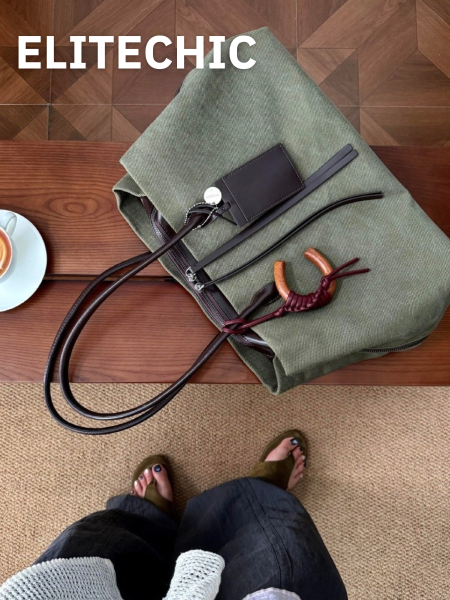 Túi tote canvas xanh rêu đặt nằm trên bàn