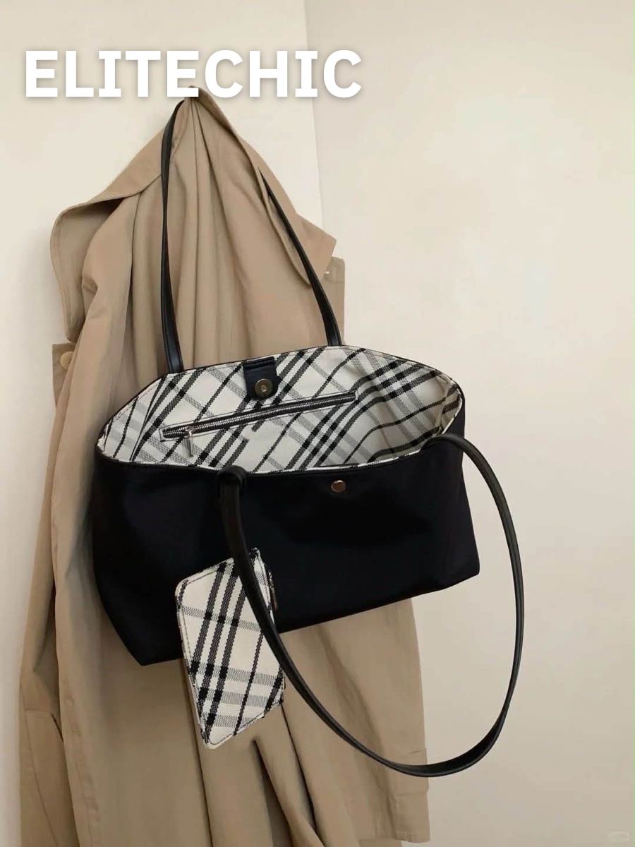 Túi tote nylon đen treo cạnh áo măng tô