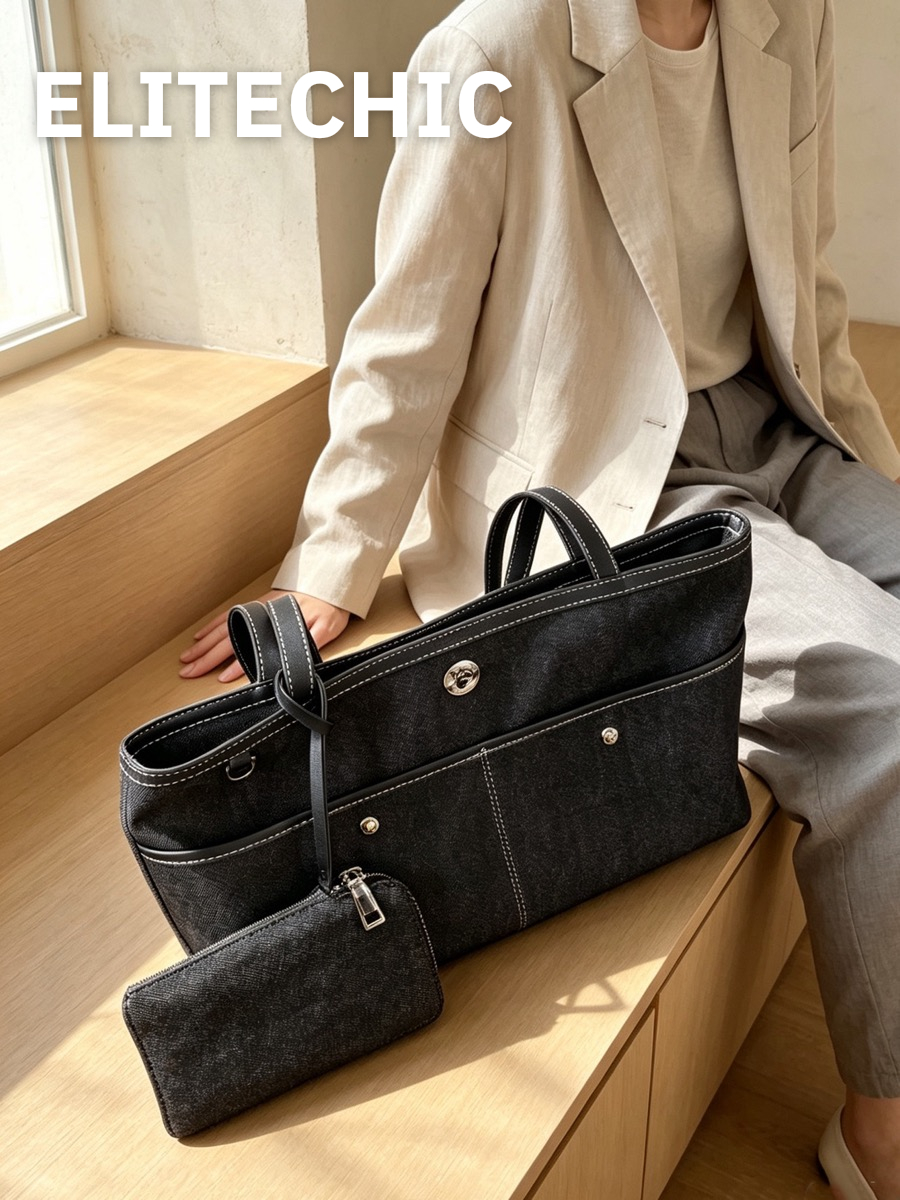Cô gái ngồi cạnh túi tote denim đen trên bậc gỗ