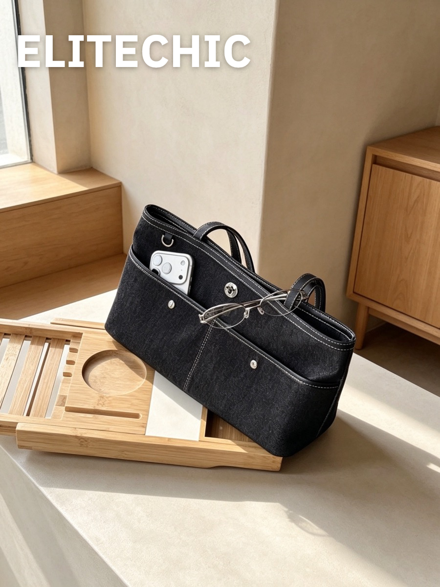 Túi tote denim đen đặt trên kệ gỗ