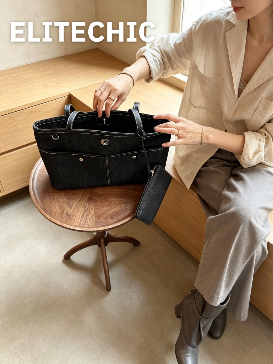 Túi tote denim đen đặt trên ghế đẩu cạnh cô gái