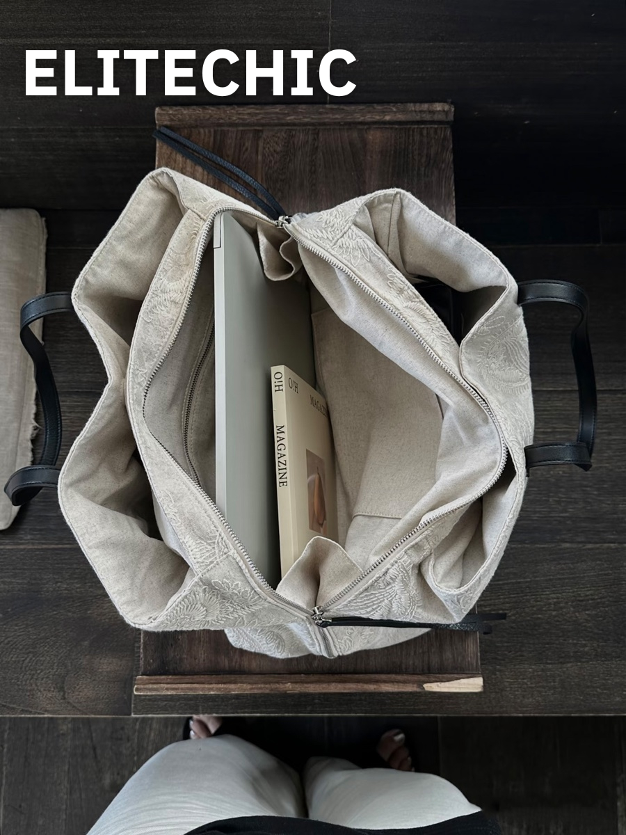 Bên trong túi tote thêu đựng laptop và sách