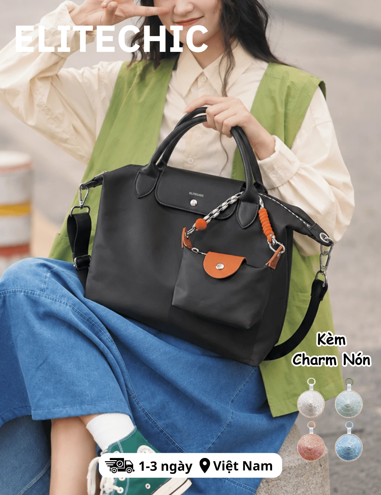Cô gái ngồi cầm túi tote nylon màu đen kèm pouch