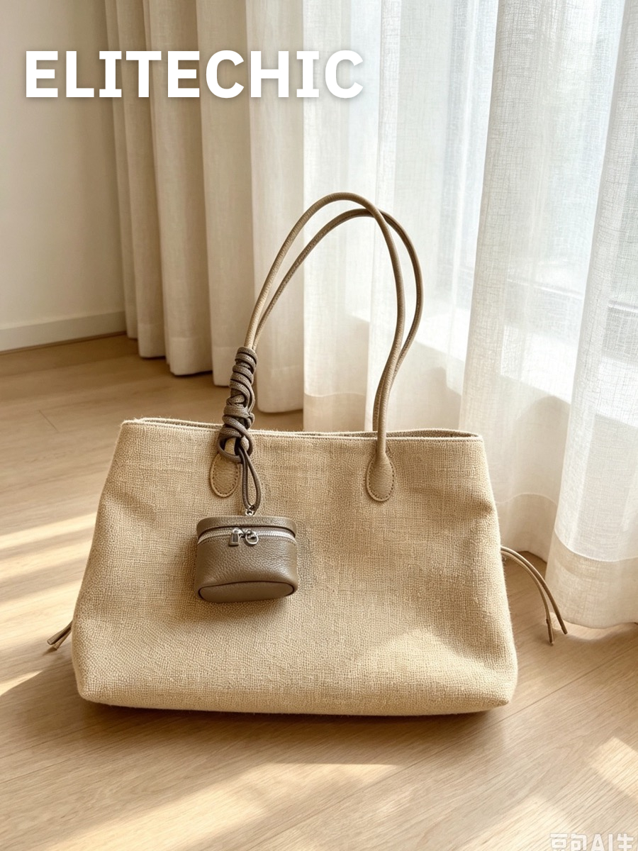 Túi tote linen màu be trên sàn gỗ dưới nắng