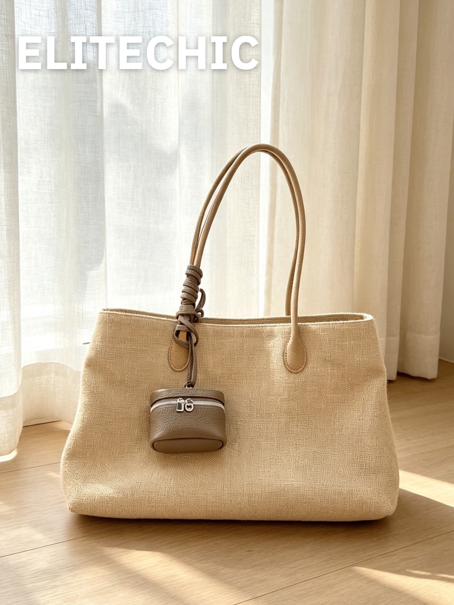 Túi tote linen màu be đặt trước rèm cửa