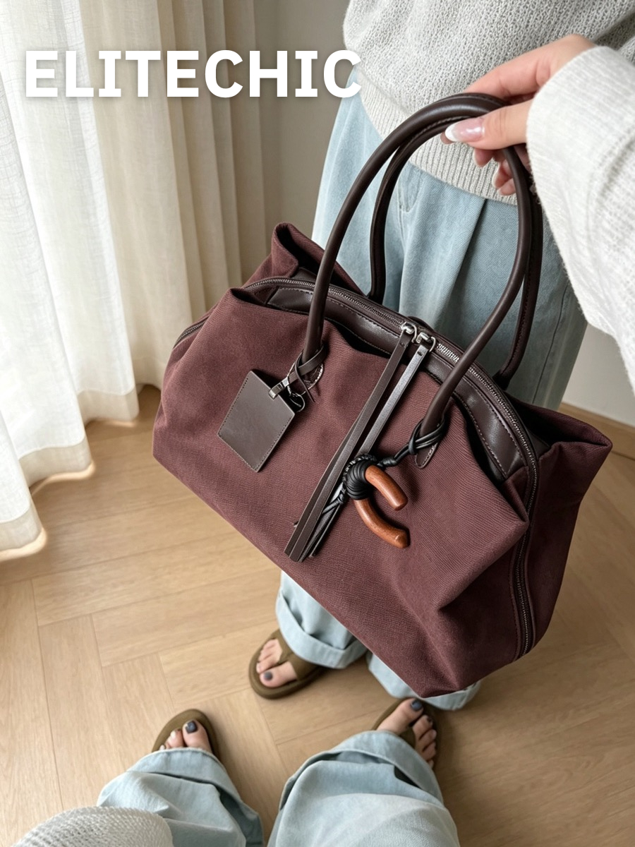 Cô gái xách túi tote đỏ đậm