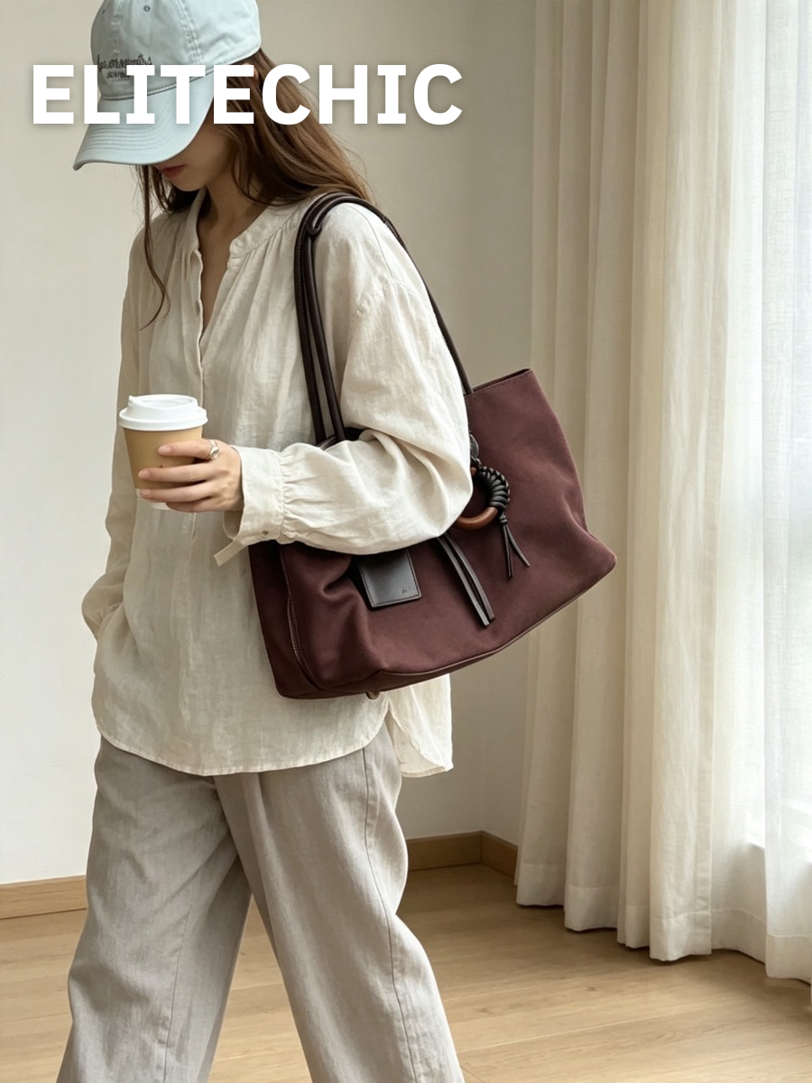Cô gái cầm cốc cà phê đeo túi tote đỏ đậm