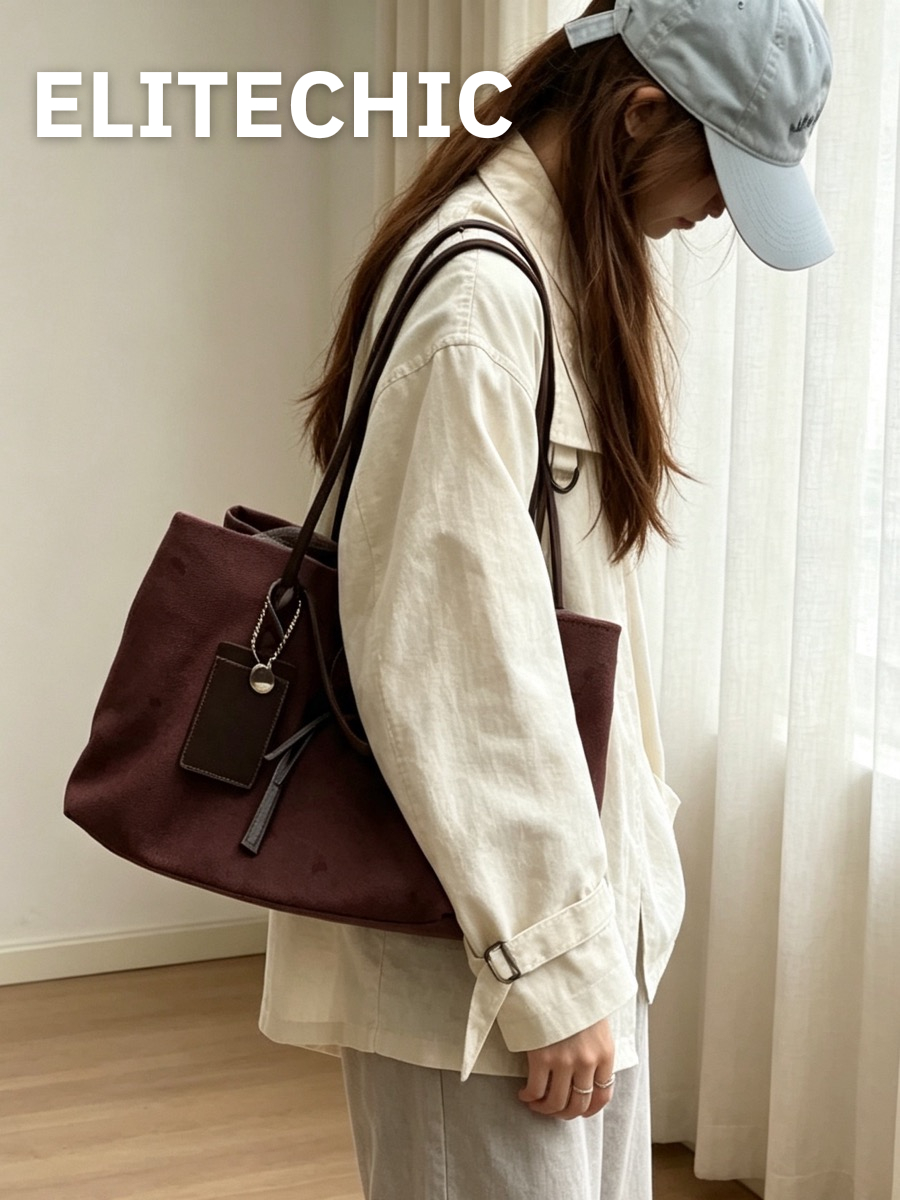 Cô gái đội mũ đeo túi tote đỏ đậm