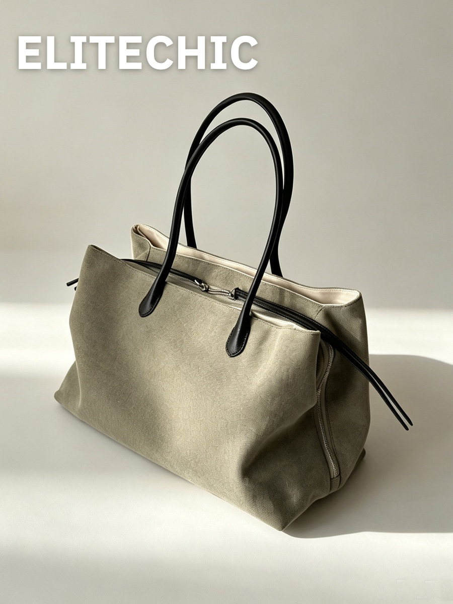 Túi tote canvas xanh matcha nhìn nghiêng trên bàn sáng