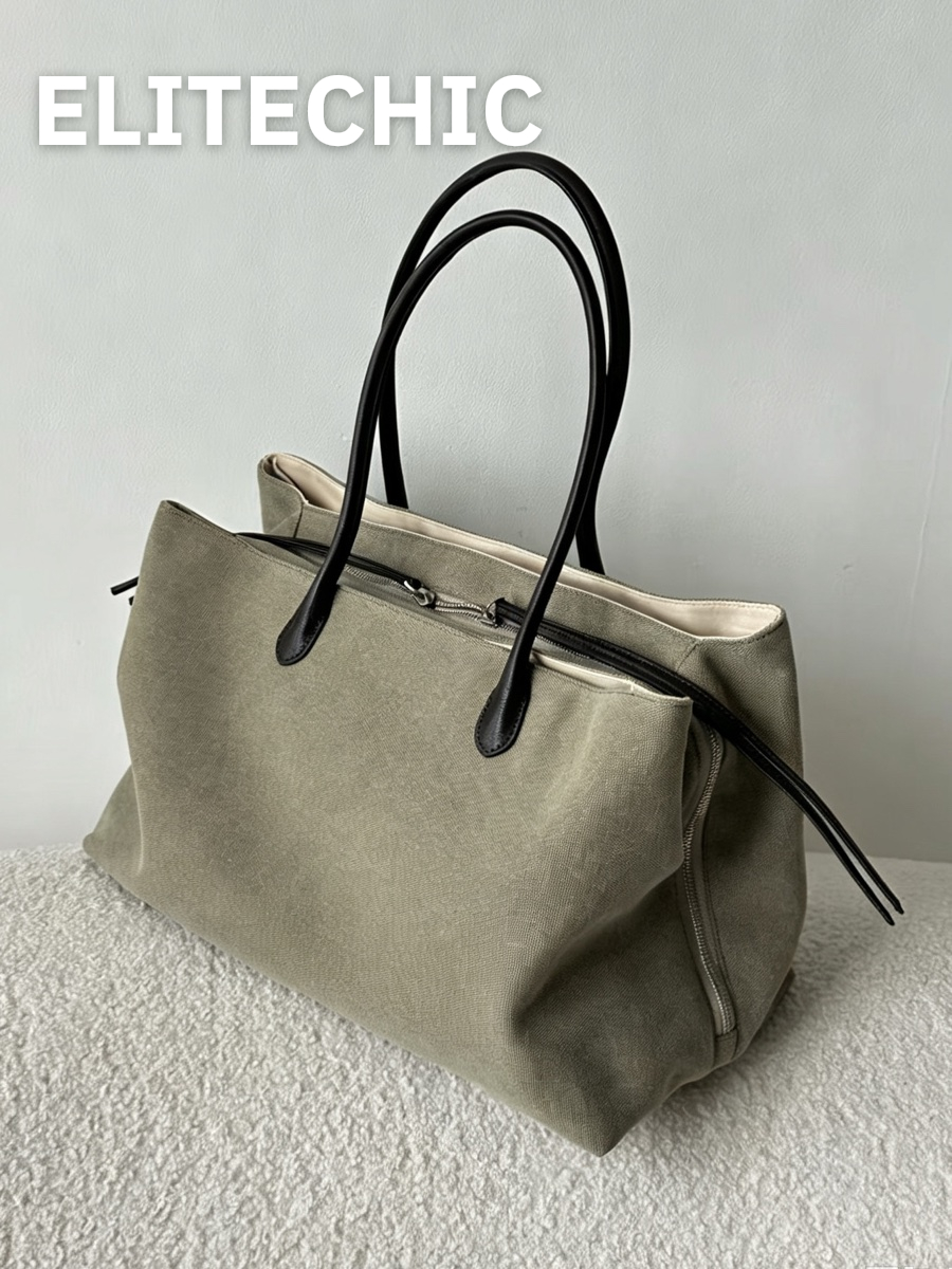 Túi tote canvas xanh matcha đứng trên nền vải dệt
