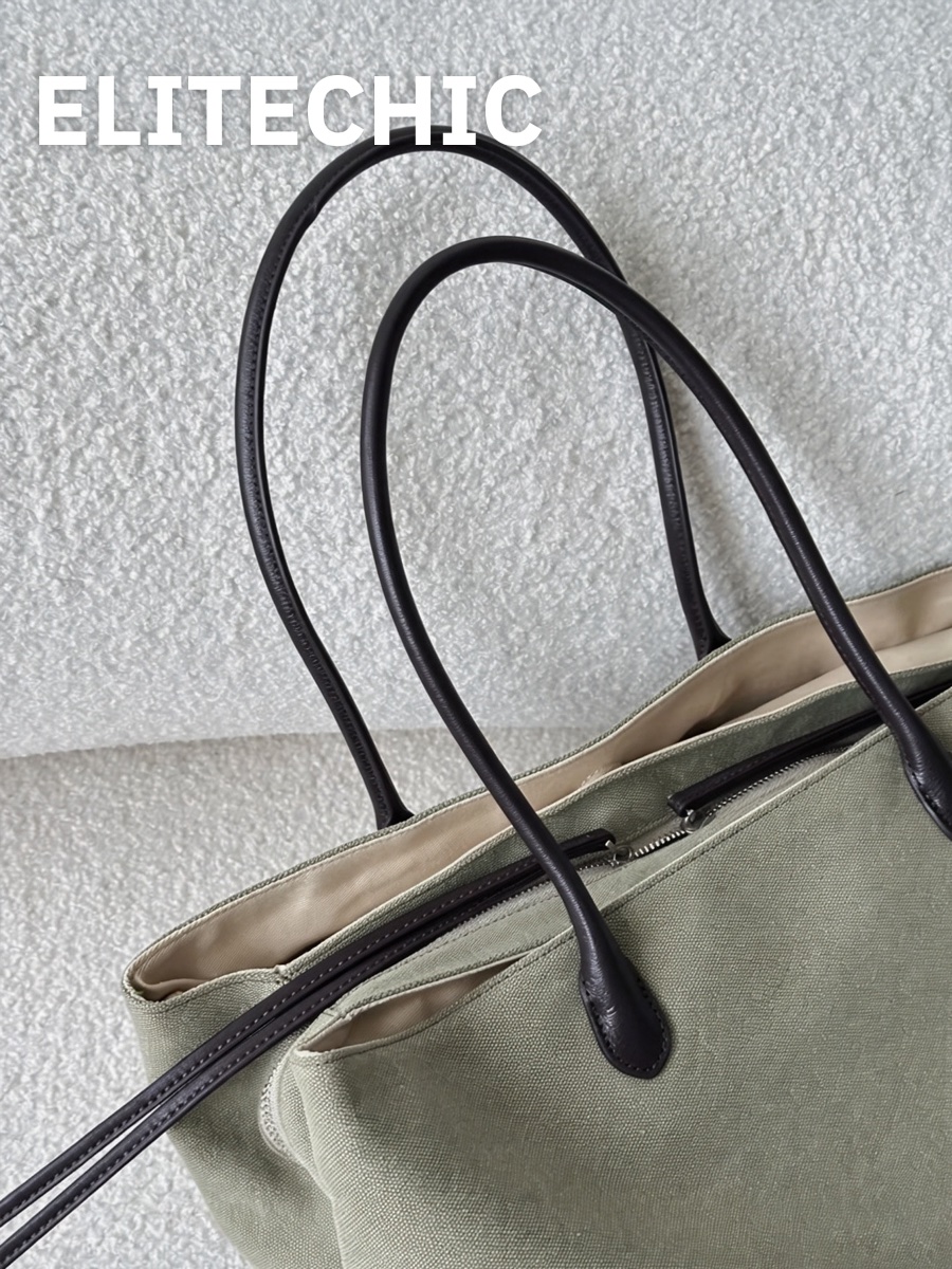 Túi tote xanh matcha tựa vào tường trắng