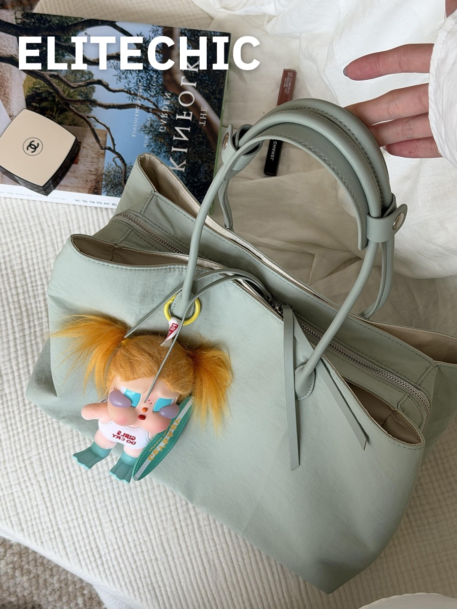 Túi tote nylon xanh bạc hà xách tay cận cảnh