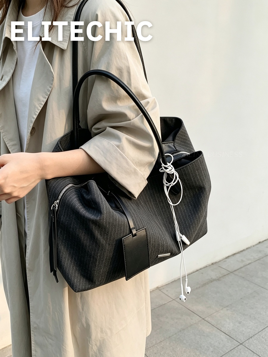 Túi tote canvas đen nhìn nghiêng khi đeo vai