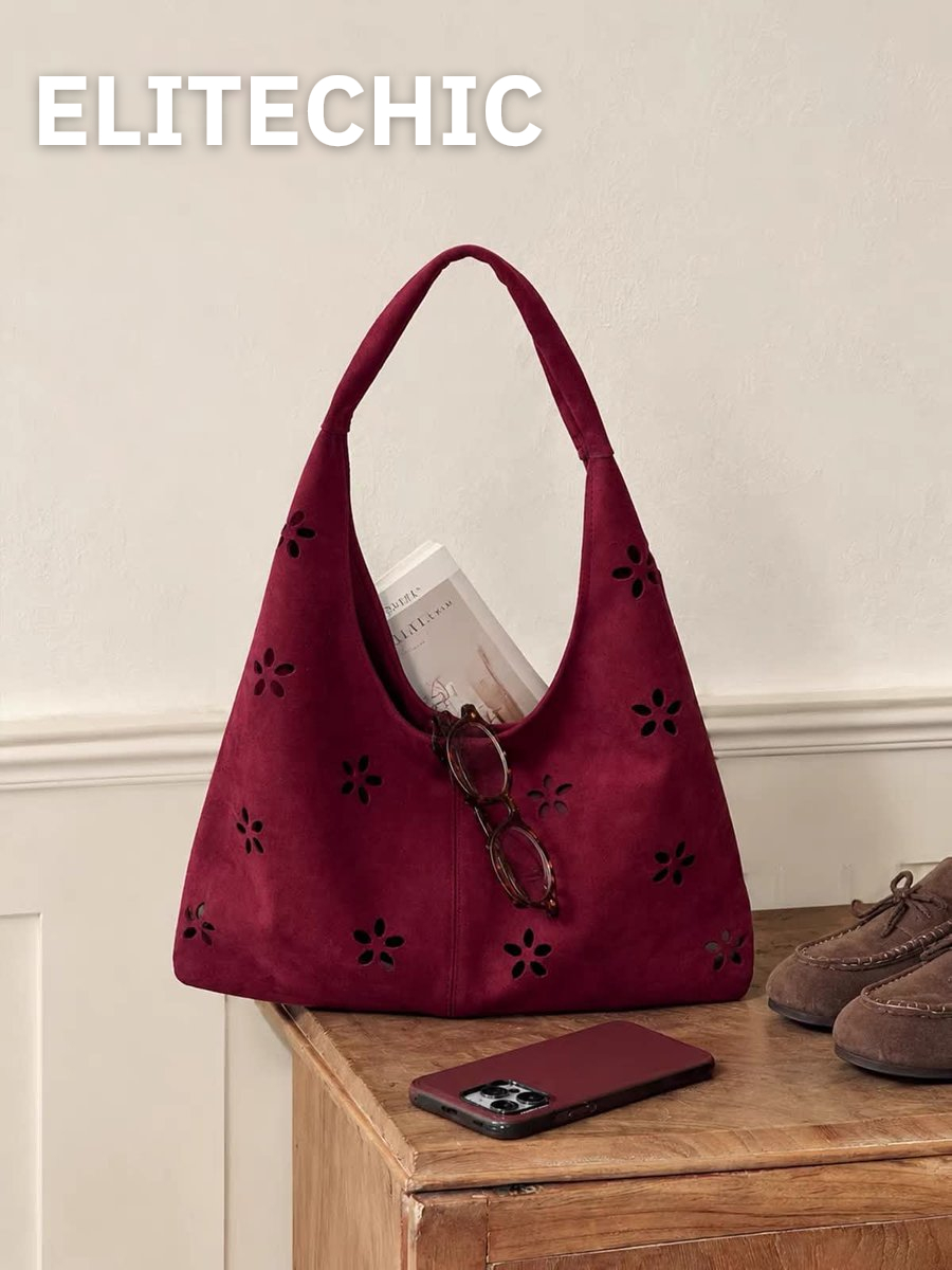 Túi hobo da lộn đỏ trên kệ gỗ