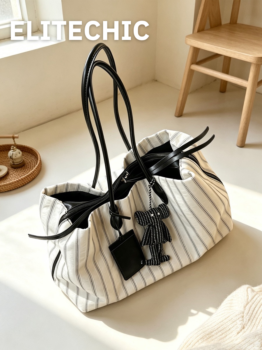 Túi tote sọc trắng đen trên ghế sofa trắng