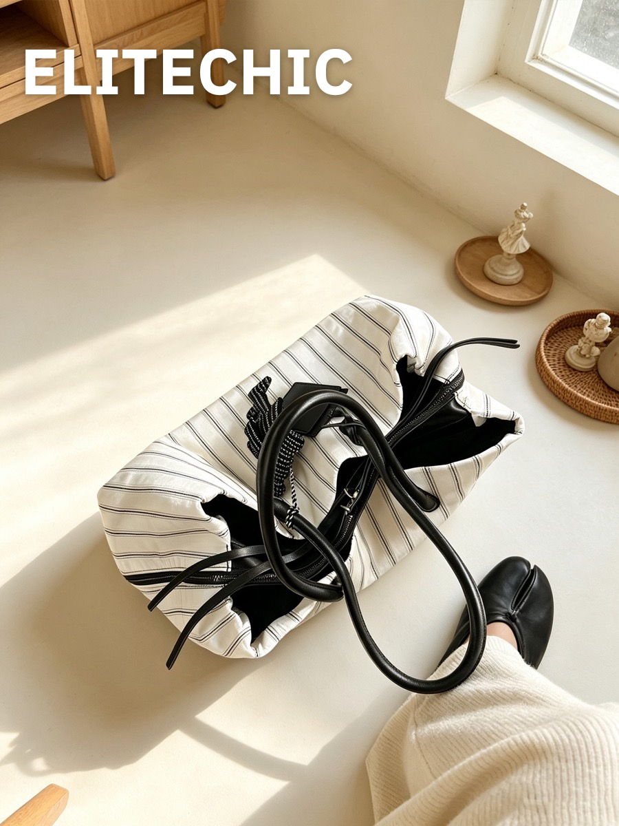 Túi tote sọc trắng đen nằm nghiêng